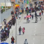 Bloqueo de choferes causa interminables filas en el teleférico de La Paz y El Alto