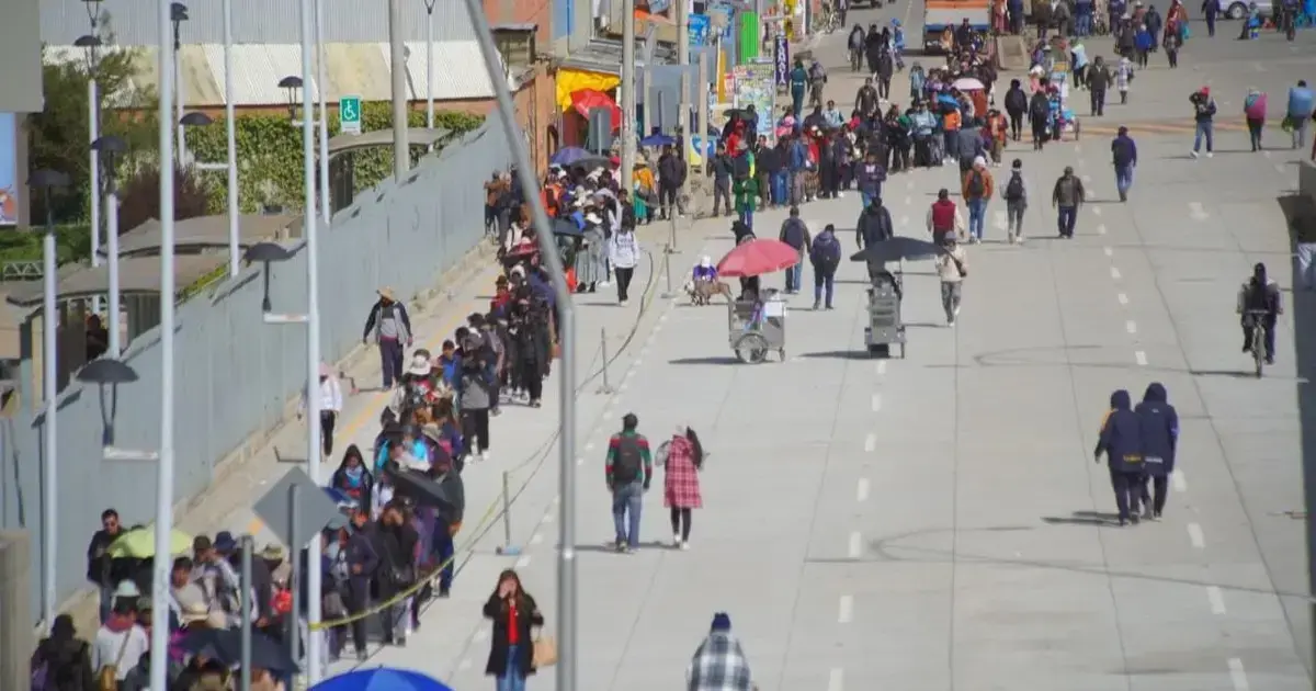 Peatones usan el teleférico en la jornada de bloqueo.