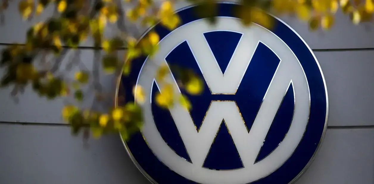 Autos de exportación de Volkswagen en el puerto de Emden, Alemania.