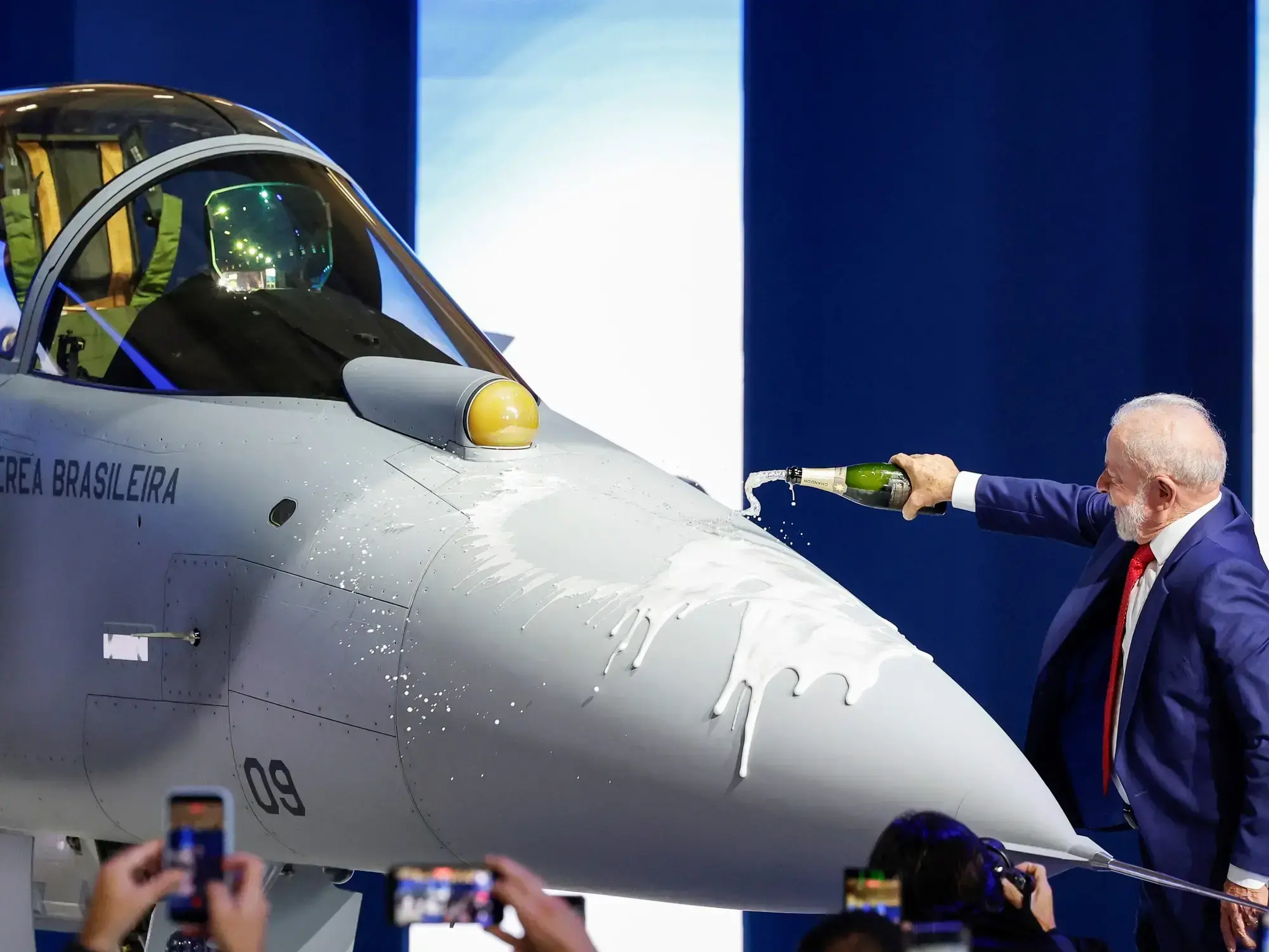 Brasil presenta su primer caza supersónico fabricado nacionalmente