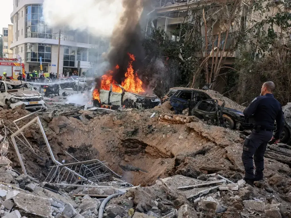 Escombros y fuego cerca de Tel Aviv, en Israel, tras un ataque aéreo de Irán.
