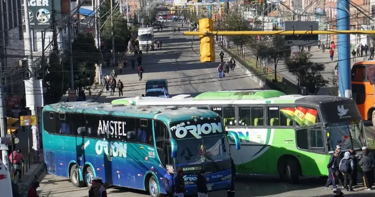 Choferes bloquean con sus vehículos.