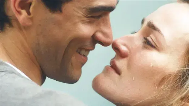 Paul Anthony Kelly y Sarah Pidgeon interpretan a John F. Kennedy Jr. y Carolyn Bessette en la serie.