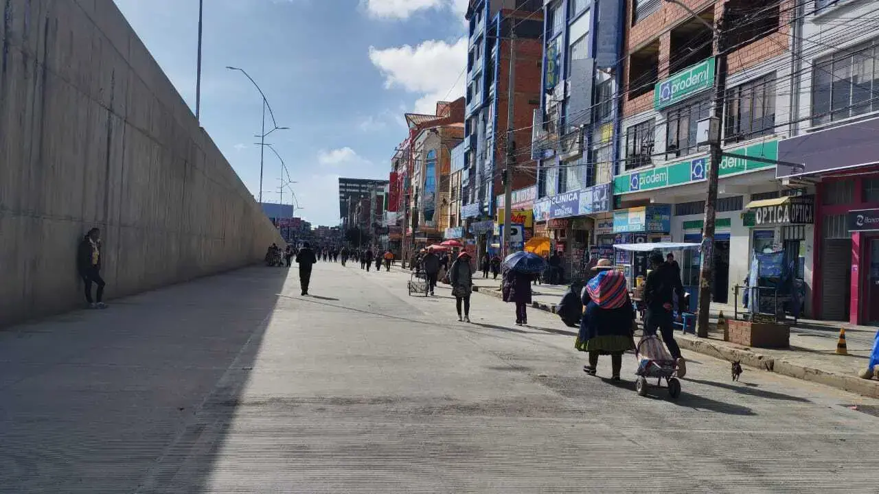 Personas caminan largos trechos a causa de los bloqueos.