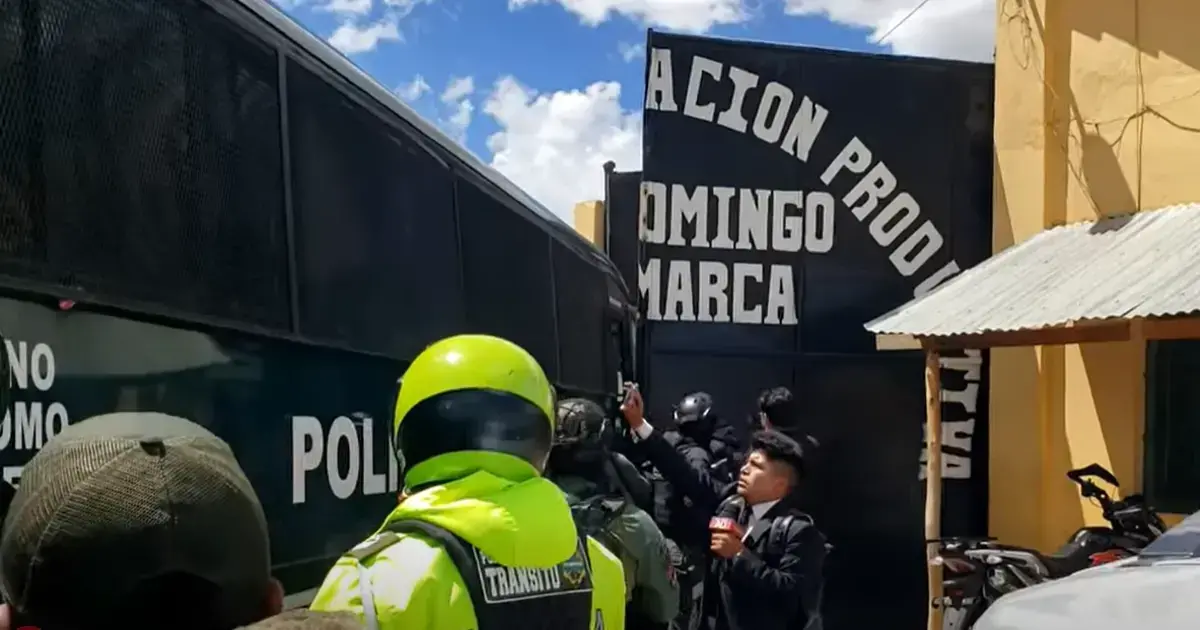 Bajo un fuerte resguardo policial, los nueve reos llegaron a Cantumarca en Potosí