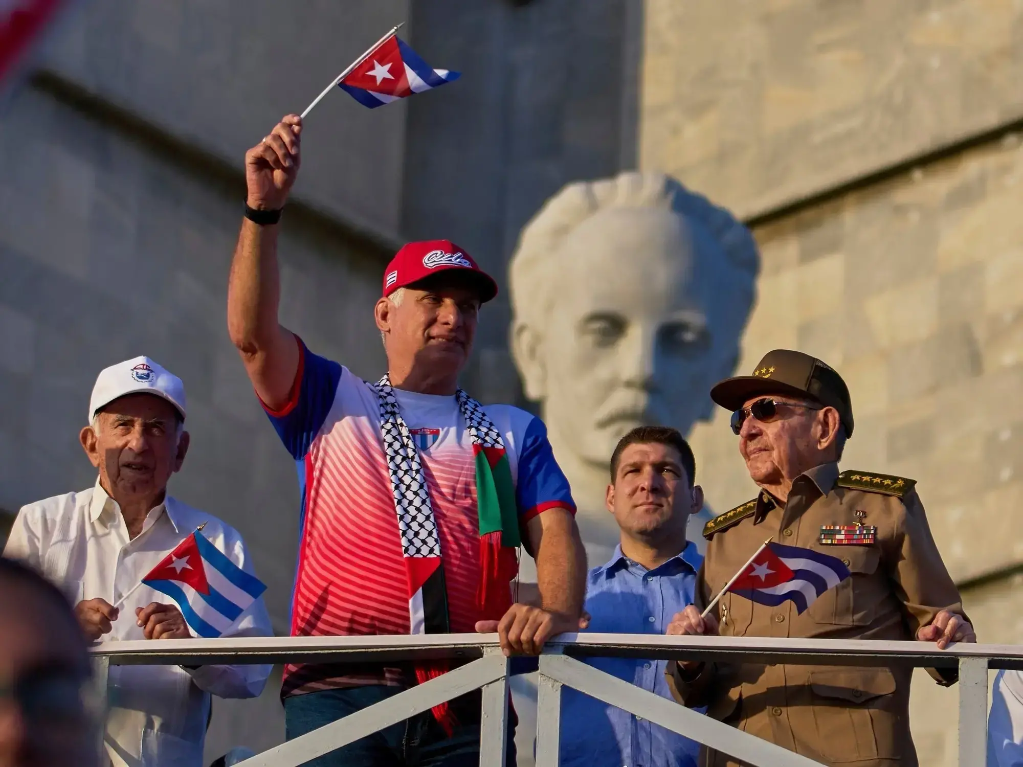 El presidente cubano Miguel Díaz-Canel junto a Raúl Castro.