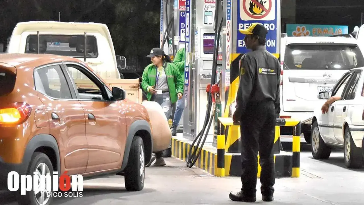 Vehículos cargan combustible en un surtidor de Cochabamba.