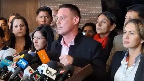 La bancada de la Alianza Libre en conferencia de prensa.