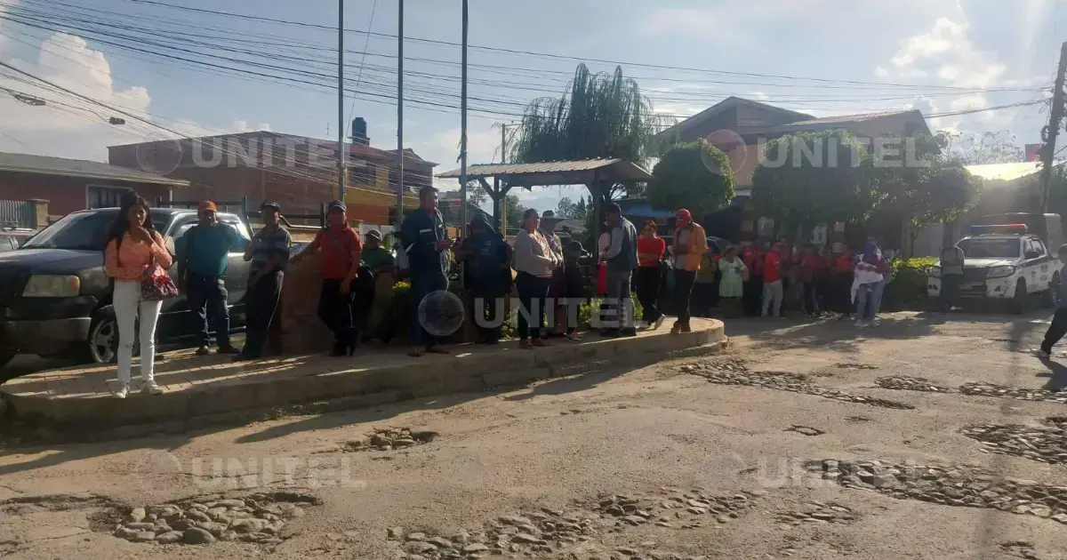Seguidores de Loza instalan vigilia en el centro de cómputo del TED.