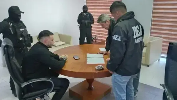 Sebastián Marset sentado cuando fue entregado a la DEA.