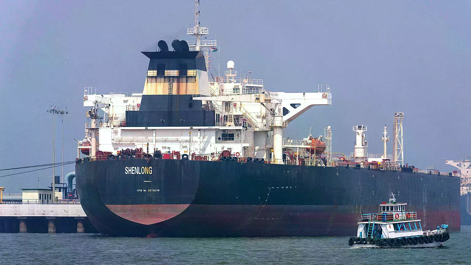Un petrolero en el puerto de Bombay tras cruzar el estrecho de Ormuz.