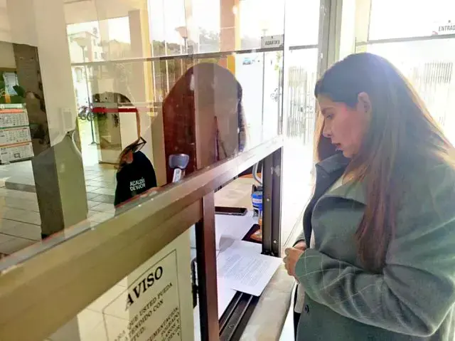 La alcaldesa electa Fátima Tardío al momento de dejar su carta en oficinas del Ejecutivo.