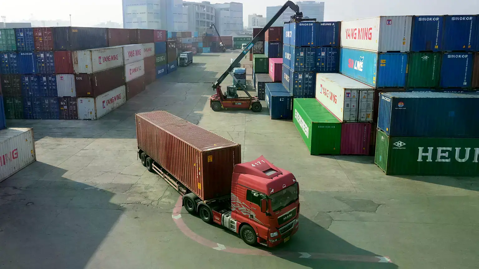 Un camión pasa junto a contenedores en una terminal de Corea del Sur.