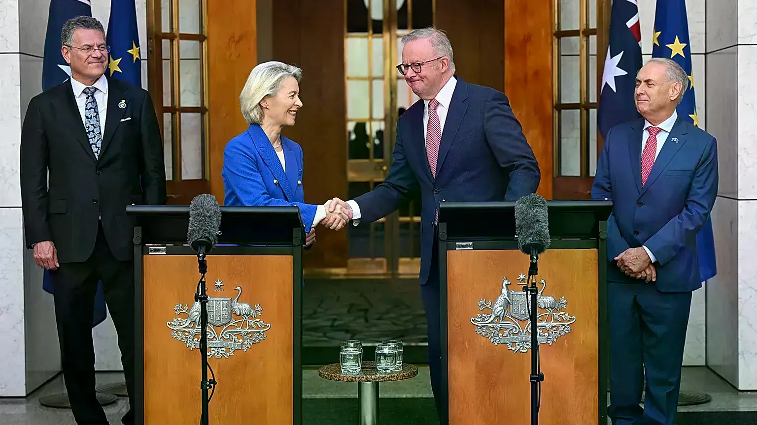 La presidenta de la Comisión Europea, Ursula von der Leyen, y el primer ministro australiano, Anthony Albanese, tras acordar
