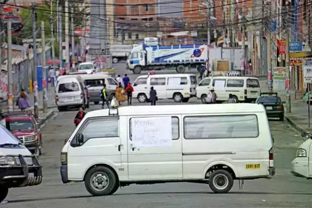 La medida de presión del transporte paceño, ayer, en la sede del Gobierno.