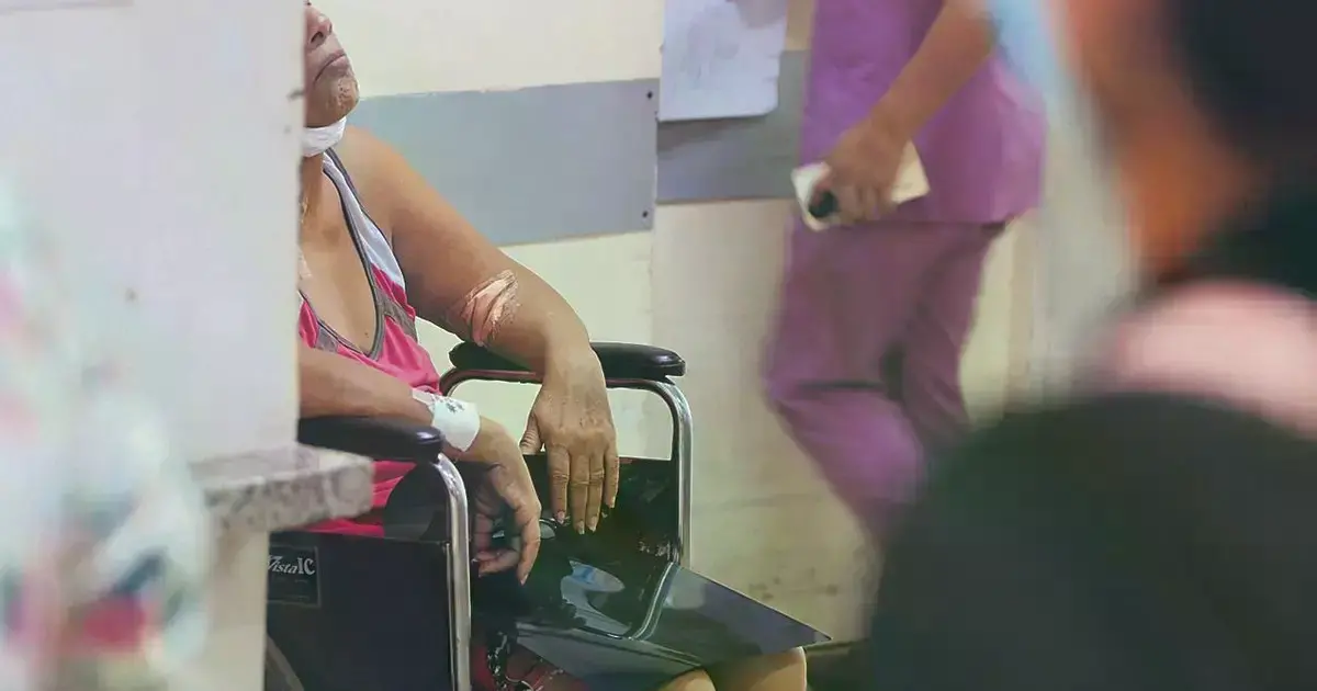Una mujer espera atención en su silla de ruedas en el hospital del Plan.
