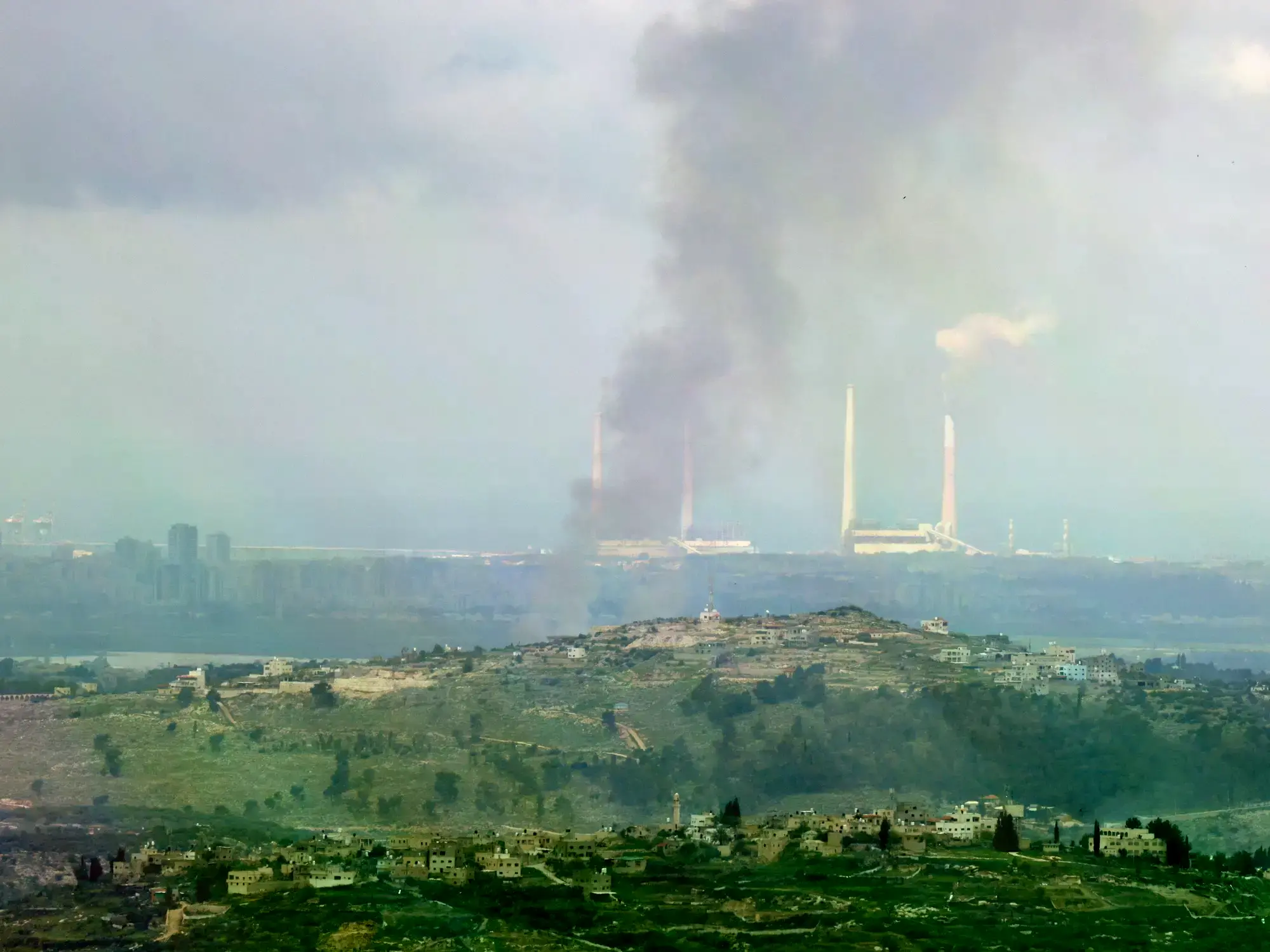 El humo se esparce sobre la ciudad israelí de Hadera tras la caída de un misil iraní.