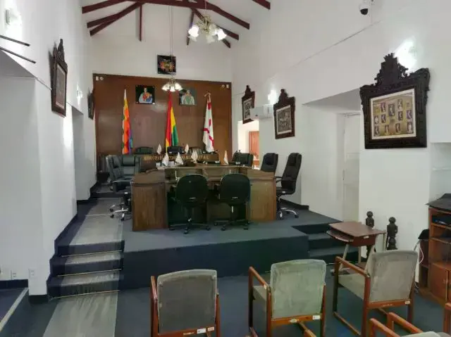 El salón azul del Concejo Municipal de Sucre.