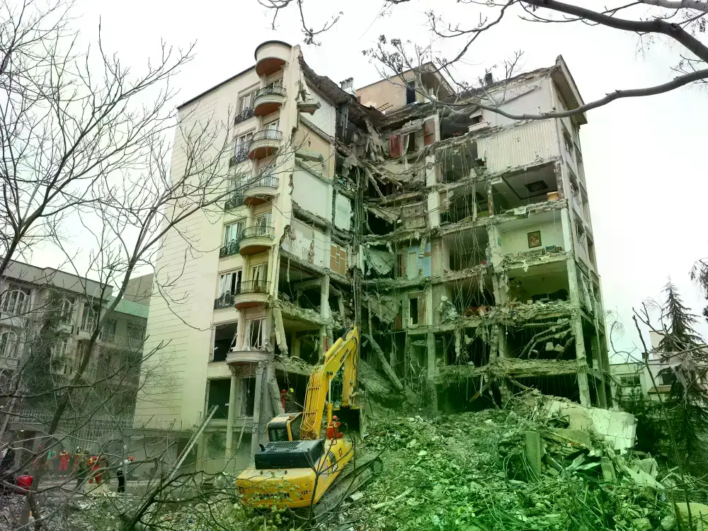 Escombros junto a un edificio dañado por un ataque aéreo de Israel en Teherán.