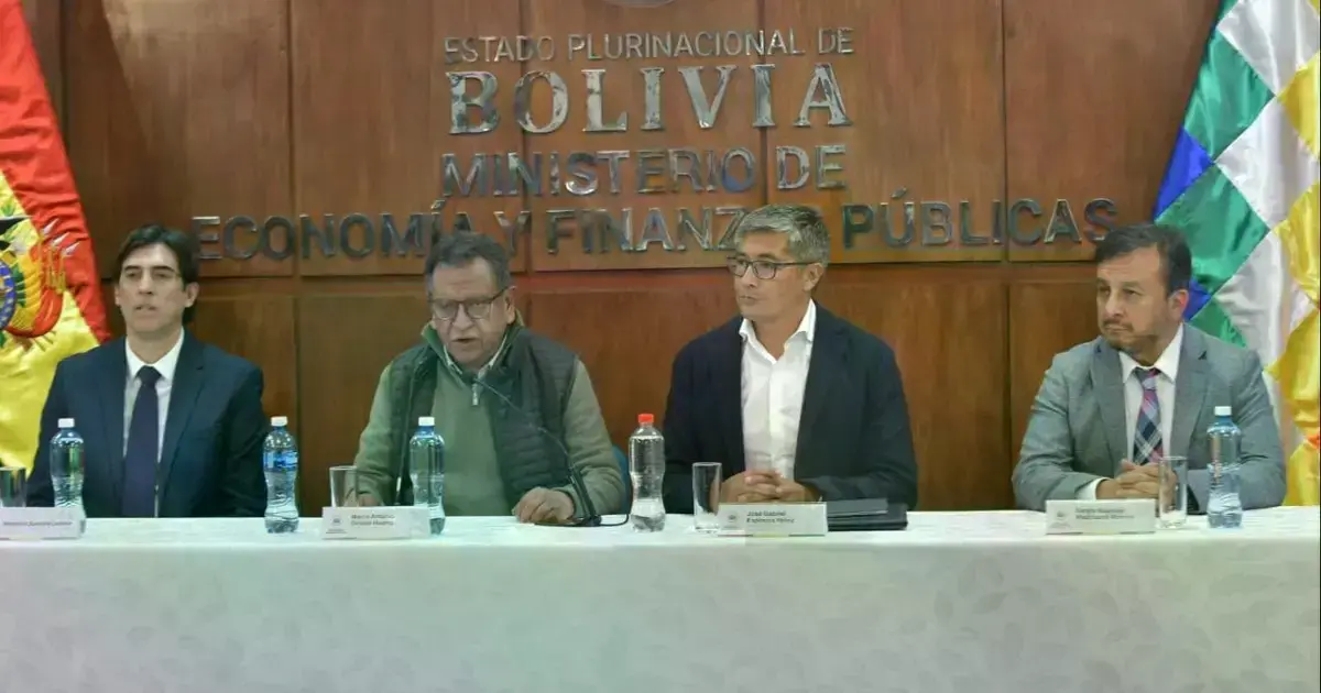 Ministros de la comision gubernamental.