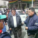 Choferes de La Paz dialogan con ministros en segundo día de paro por combustible
