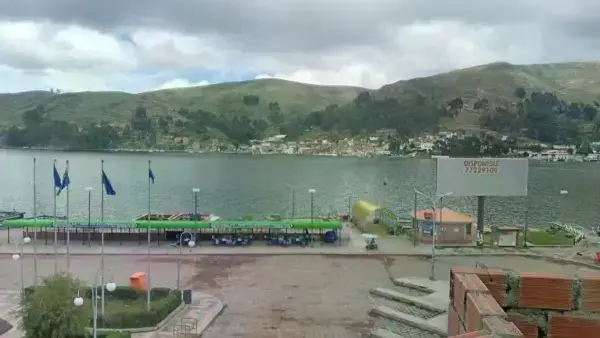 Estrecho de Tiquina totalmente paralizado.