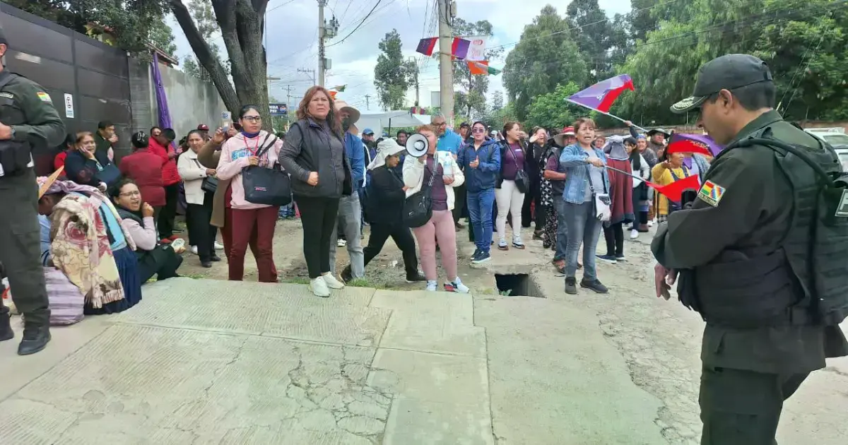 Vigilia de simpatizantes en el centro de cómputo del TED en Tiquipaya, Cochabamba.