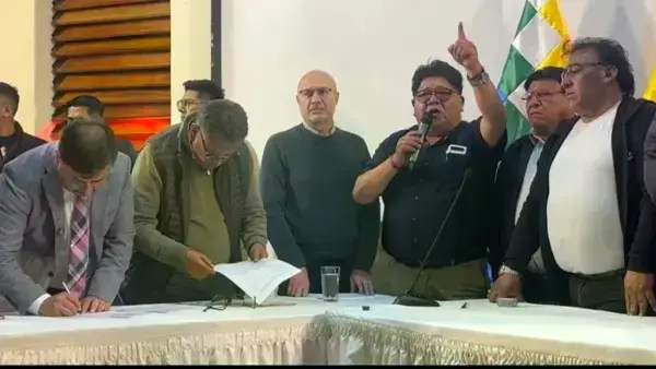Los ministros firman el acuerdo con los dirigentes del transporte de La Paz y El Alto