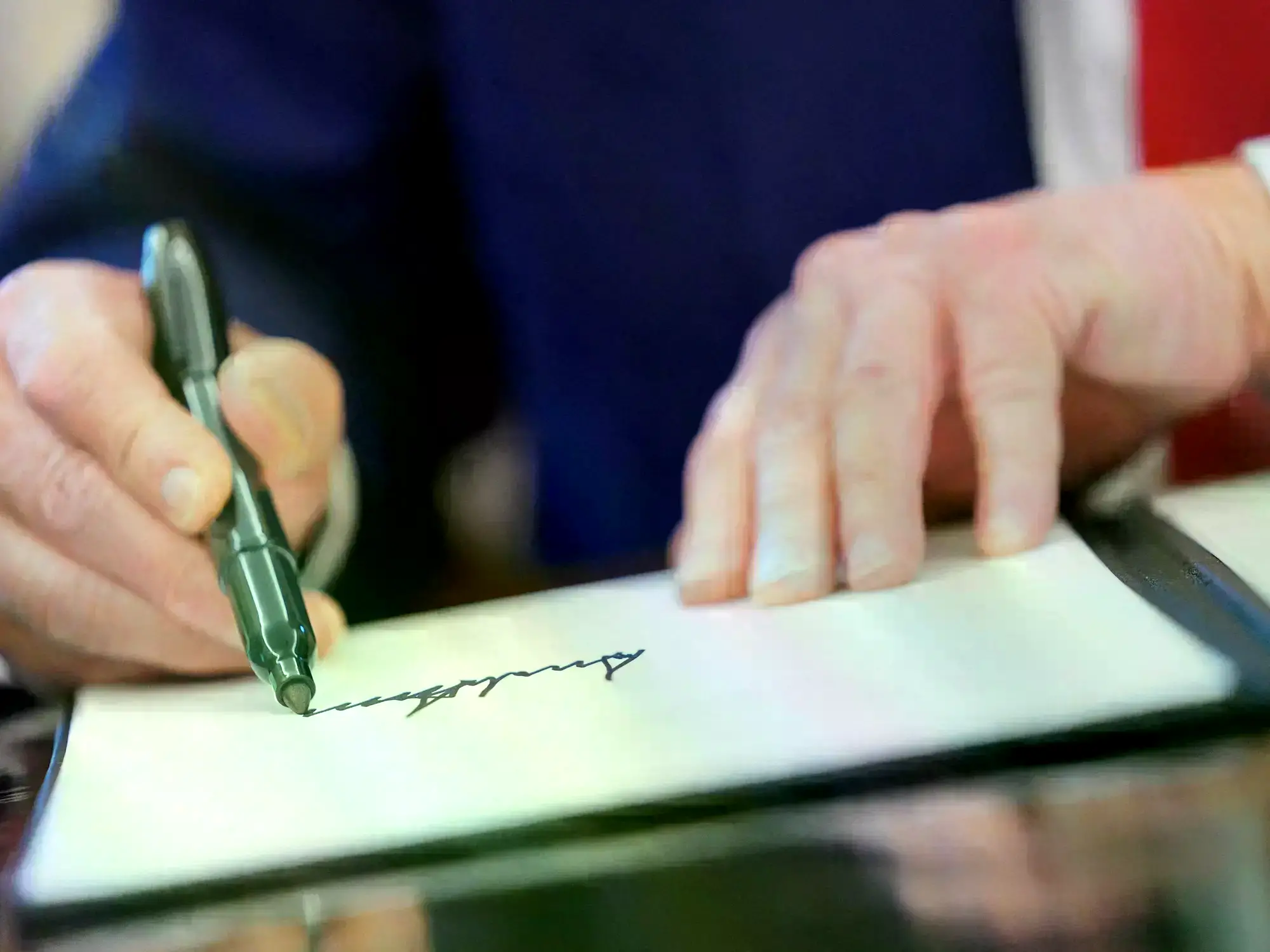 Billete de 100 dólares con las firmas del secretario del Tesoro y del Tesorero.