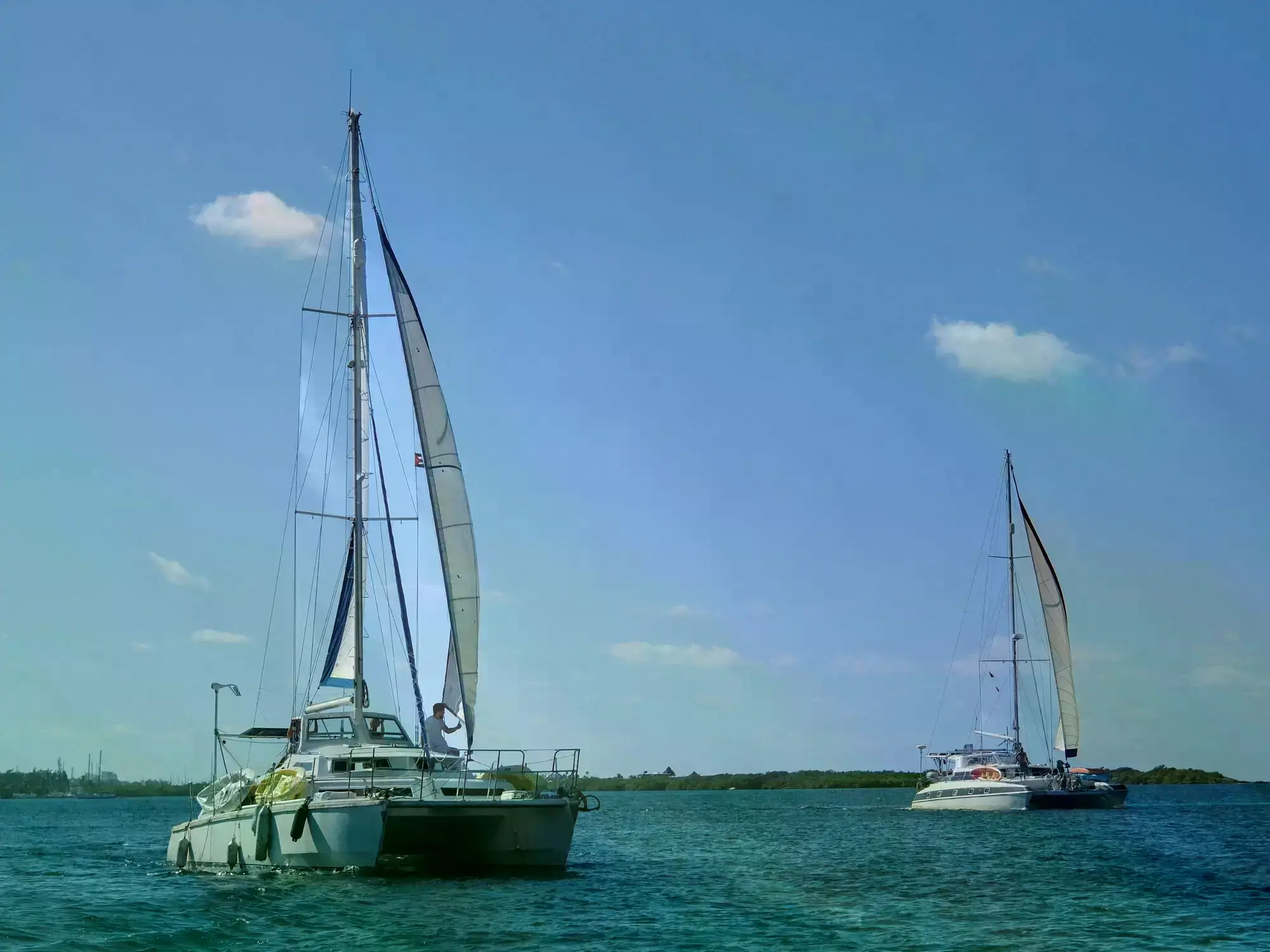 Dos de los veleros del convoy Nuestra América que zarparon el pasado 21 de marzo desde Isla Mujeres, cerca de Cancún.