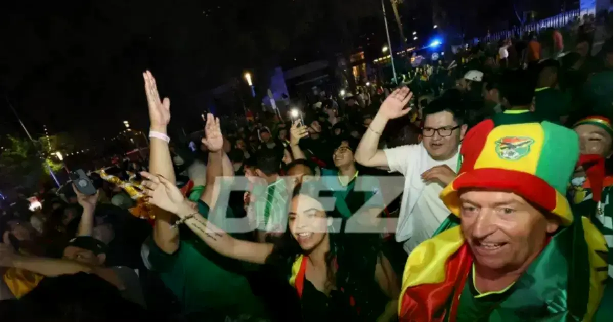 Hinchas bolivianos disfrutan del repechaje en Monterrey.