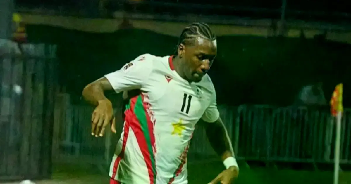 Sheraldo Becker durante un partido con su selección.