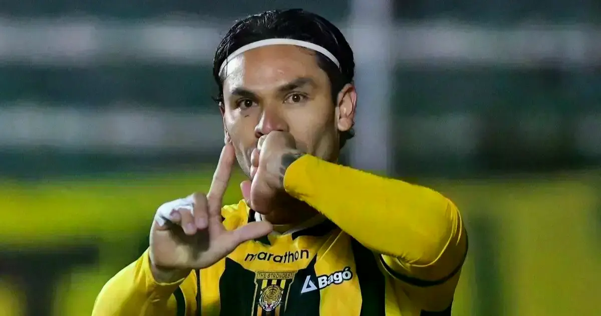 Carmelo Algarañaz celebra uno de sus goles en el partido.
