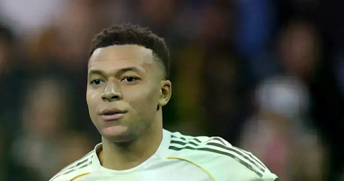 El delantero francés con la camiseta del Real Madrid.