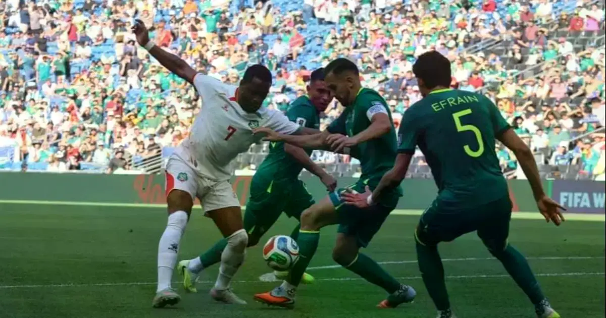 Jugadores de Bolivia celebran un gol durante el partido contra Surinam.