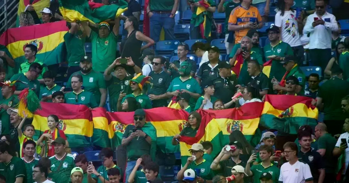 Aficionados bolivianos en el estadio de Monterrey