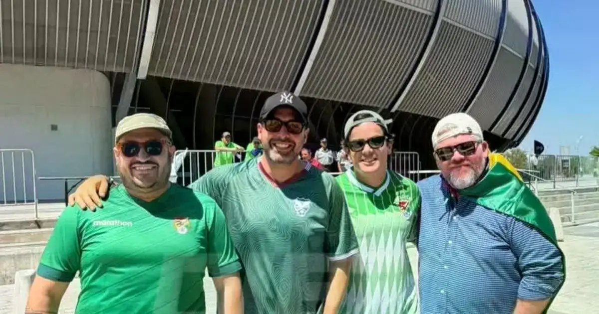 Hinchas bolivianos presentes en el Gigante de Acero (estadio BBVA) antes del partido.