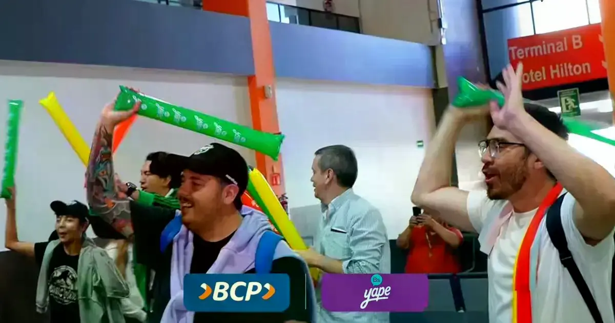 Hinchas bolivianos apoyando a su selección.