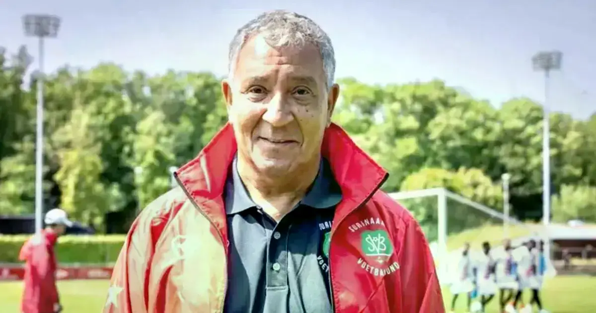 El DT Henk Ten Cate durante una práctica con el seleccionado surinamés.