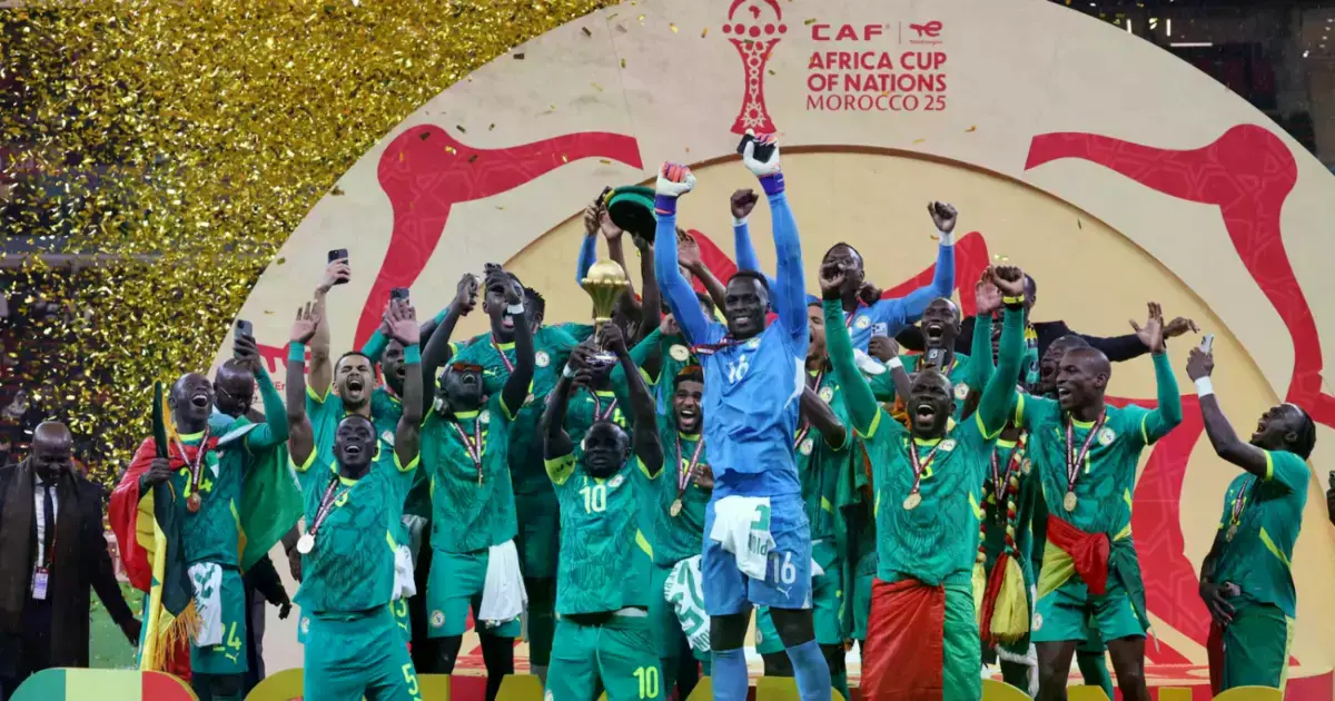 Senegal levanta el trofeo de campeón de la Copa África.
