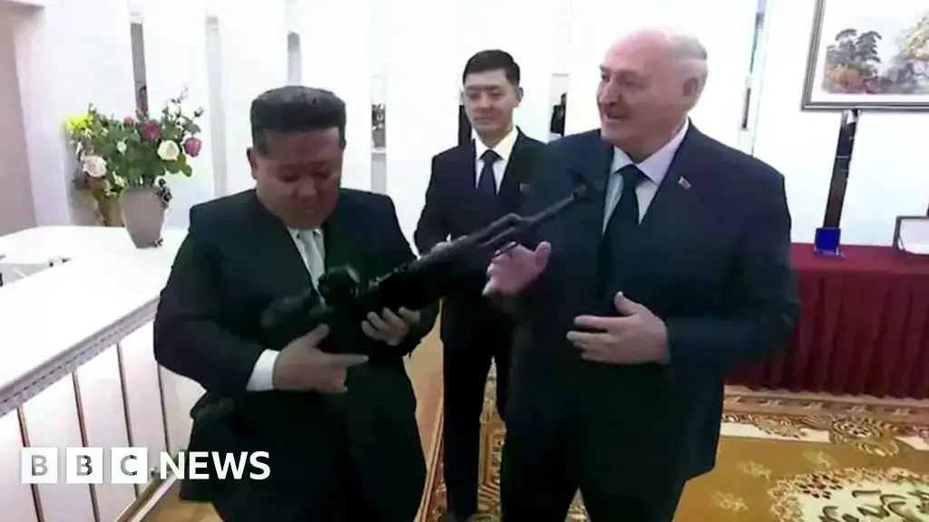 Alexander Lukashenko y Kim Jong Un durante la firma del tratado en Pyongyang.