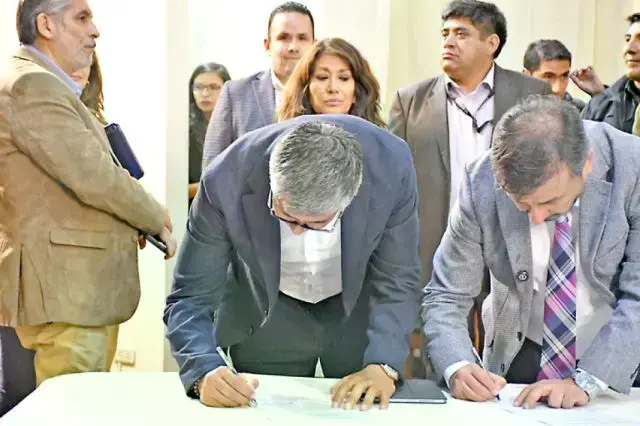 Los ministros Espinoza y Medinaceli suscribieron el acuerdo este jueves.