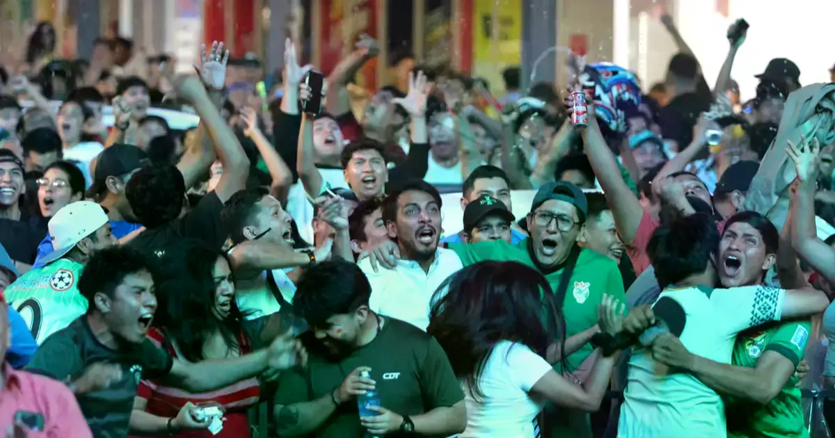 La gente en Santa Cruz celebró cada gol de la selección boliviana en Monterrey.