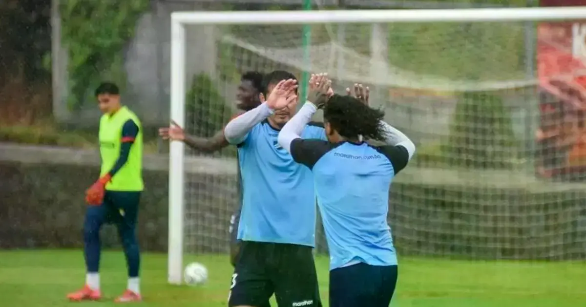 Justiniano es felicitado por Alemán por su gol.