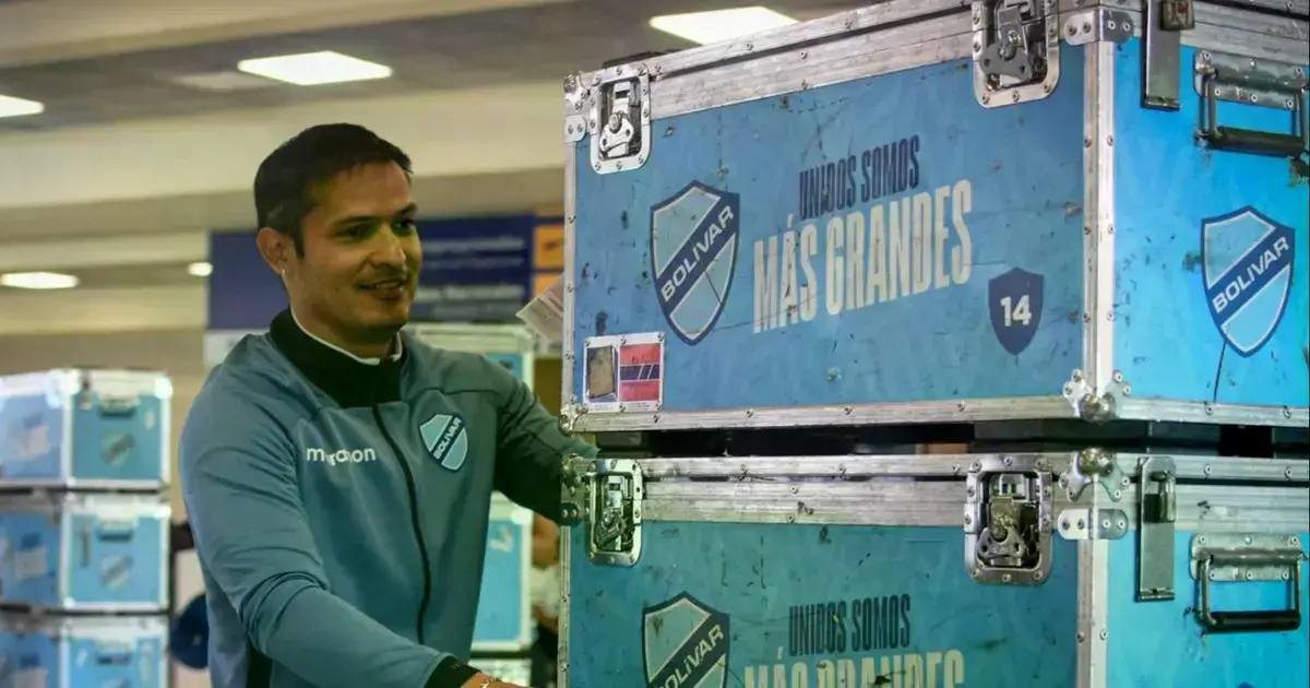 Leonel Justiniano colabora con el traslado de la utilería a la llegada de la Academia a Quito.
