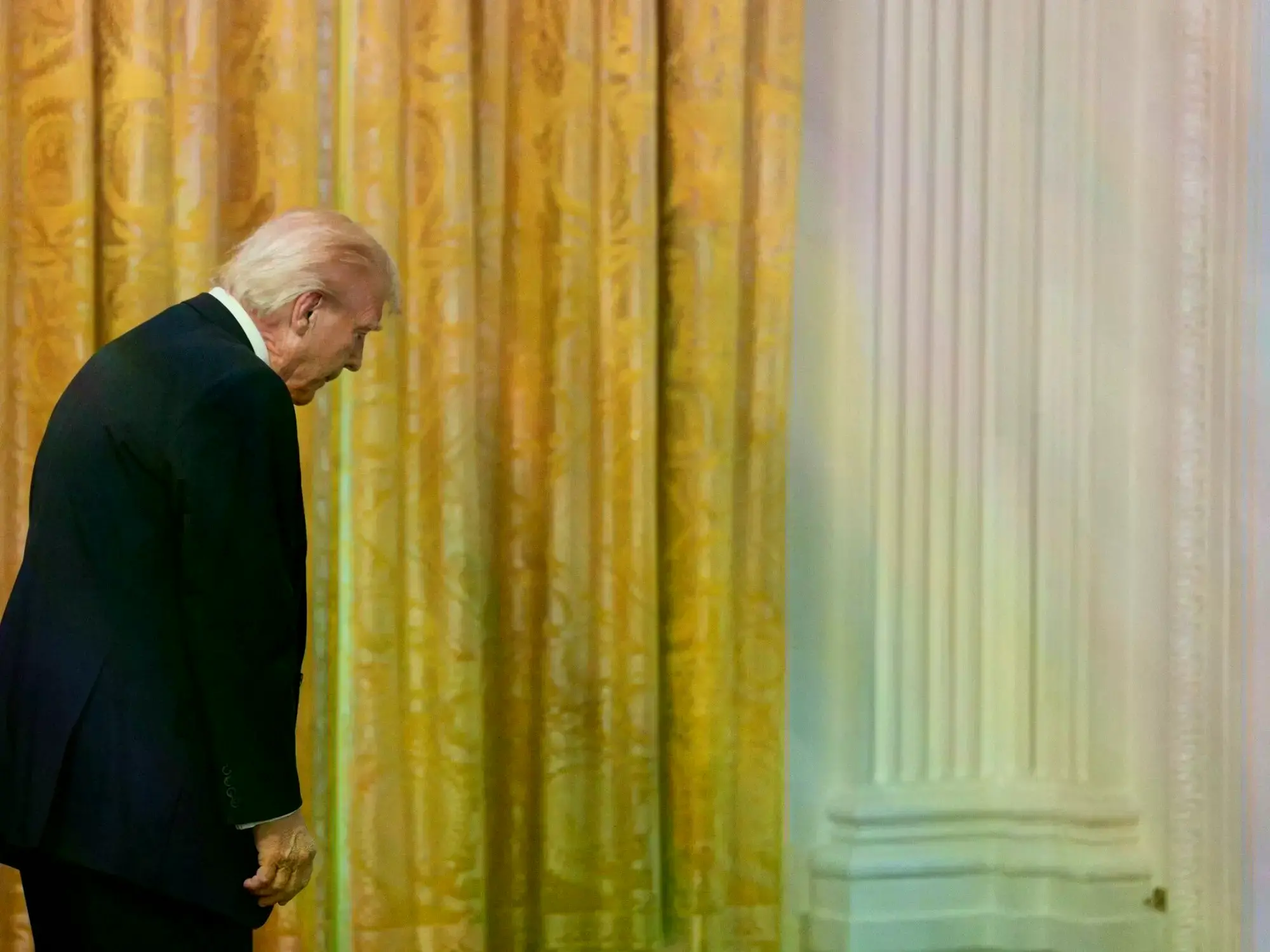 El presidente estadounidense Donald Trump se retira tras un evento en la Casa Blanca.