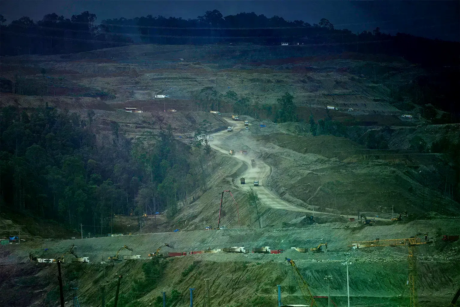 Camiones en el Parque Industrial Bahía de Weda, una de las mayores minas de níquel del mundo.