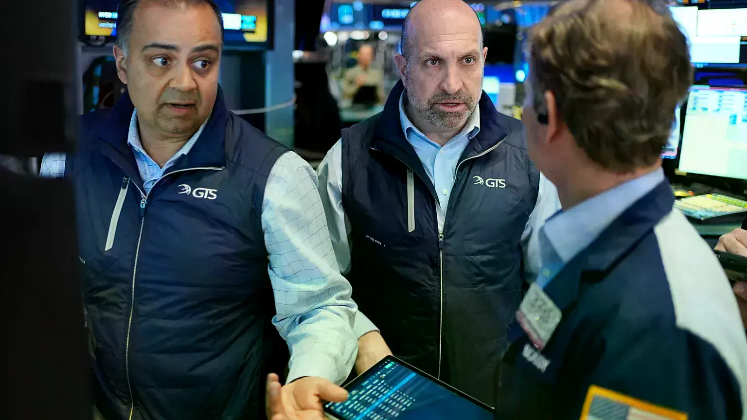 James Denaro, en el centro, y Dilip Patel, a la izquierda, trabajan en el parqué de la Bolsa de Nueva York, en la ciudad de N