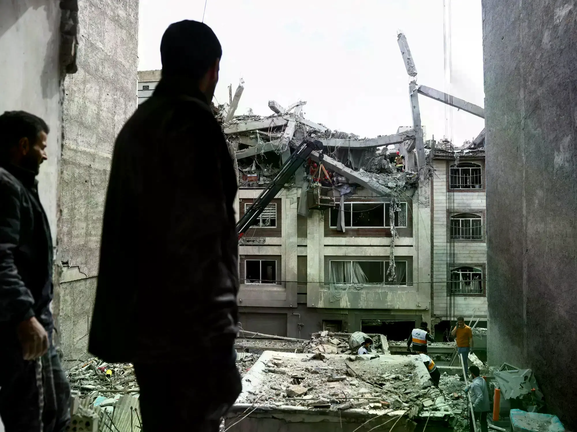 Humo cerca del aeropuerto internacional de Kuwait.