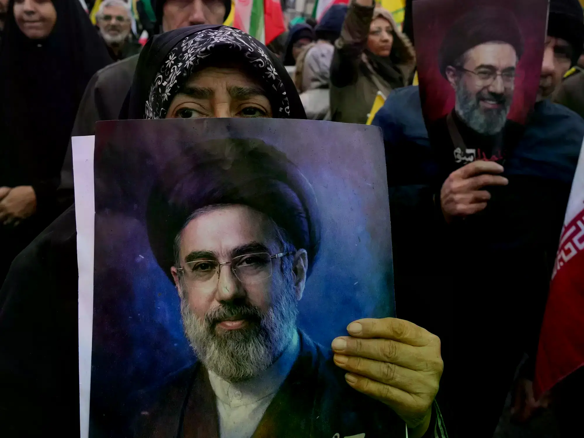 Iraníes marchan con un retrato del ayatolá Mojtaba Khamenei.